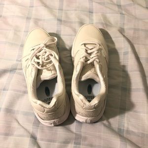 Brooks Dyad Walking Shoes NWOT
